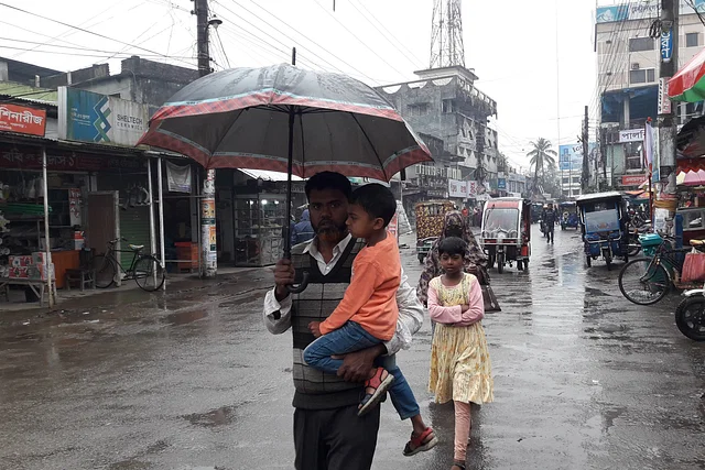 বঙ্গোপসাগরে লঘুচাপ: বিভিন্ন স্থানে বৃষ্টির সম্ভাবনা