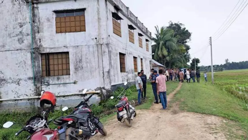 জঙ্গি আস্তানা সন্দেহে নেত্রকোনায় একটি বাড়ি ঘিরে রেখেছে পুলিশ